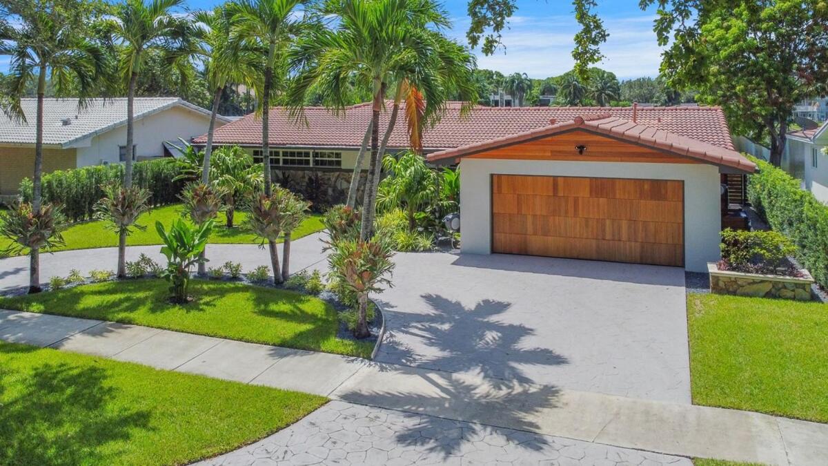 Vista Azul Lake Front Home with Hot Tub and Swim Spa, Fishing Dock, Gym, Game Room with Darts, Ping Pong, A Pool Table and more! - B&B Miami Lakes