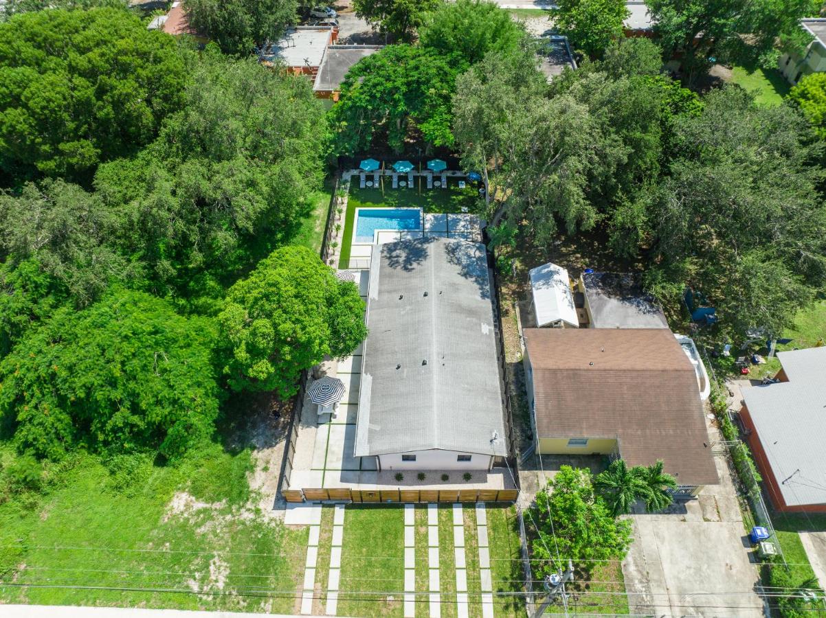 Heated Pool Private Backyard Free Parking - B&B Miami