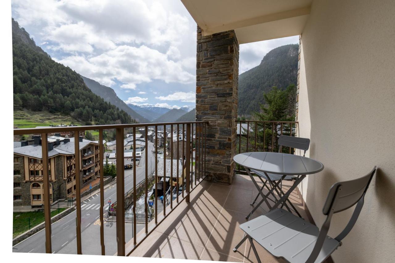 Barthe Holidays I Apartamento Moderno en Arinsal 4PAX a pie de pistas I Balcón con vistas impresionantes al valle y parking I Guineu - B&B Arinsal