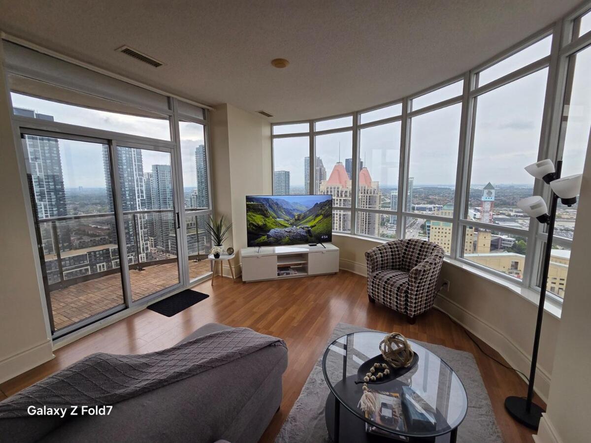 Luxury 2BR 2BA Penthouse by Celebration Sq YYZ UFT - B&B Mississauga