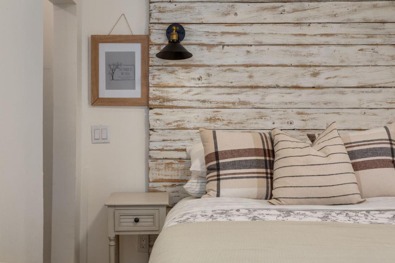 The Crooked Lady Cozy Bungalow near Downtown Calgary with Free Parking - B&B Calgary