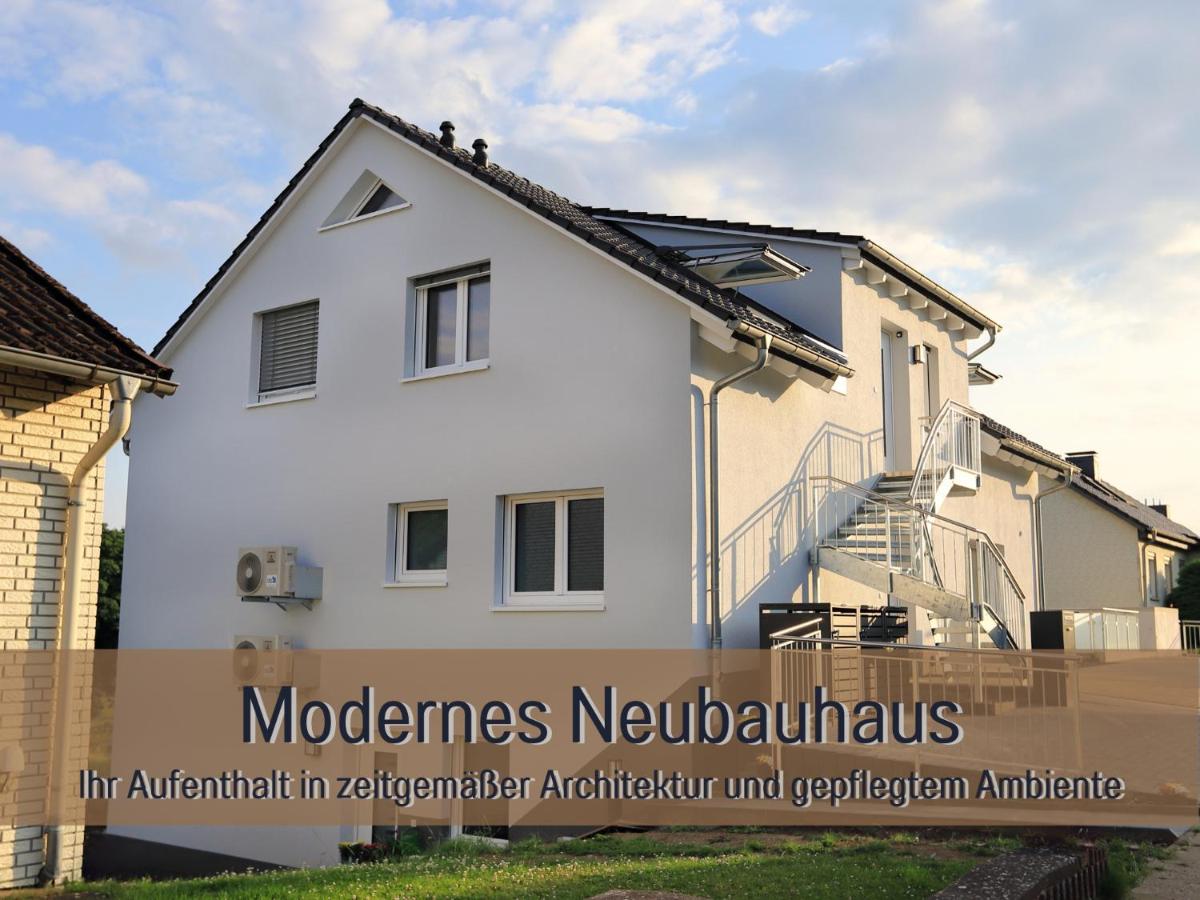 FeWo Blaue Lagune Northeim- neu, modern, geräumig - 100 qm - 3 Schlafzimmer- bis 6 Gäste, Kleinkinder reisen gratis - mit Garten, Grill & Terrasse - Fußbodenheizung - Smart-TV - Küche mit Backofen Spühlmaschine, Toaster - Fahrradkeller - nahe Göttingen - B&B Northeim