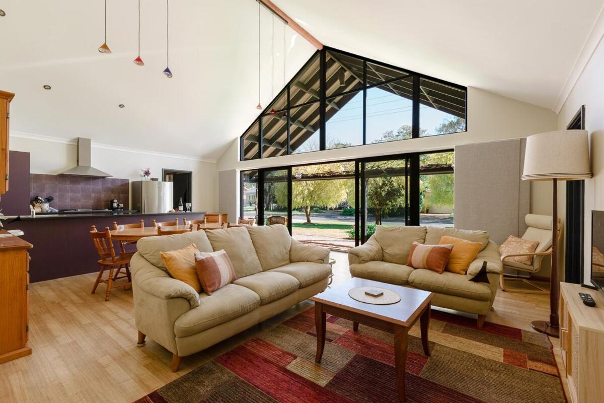 Purple Shore Spacious Family Stay Near Busselton Jetty - B&B Busselton