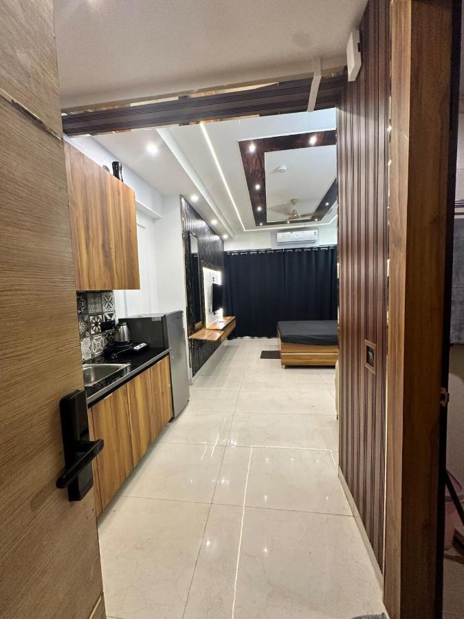 Luxury Studio Apartment with Balcony & Kitchenette - B&B Noida