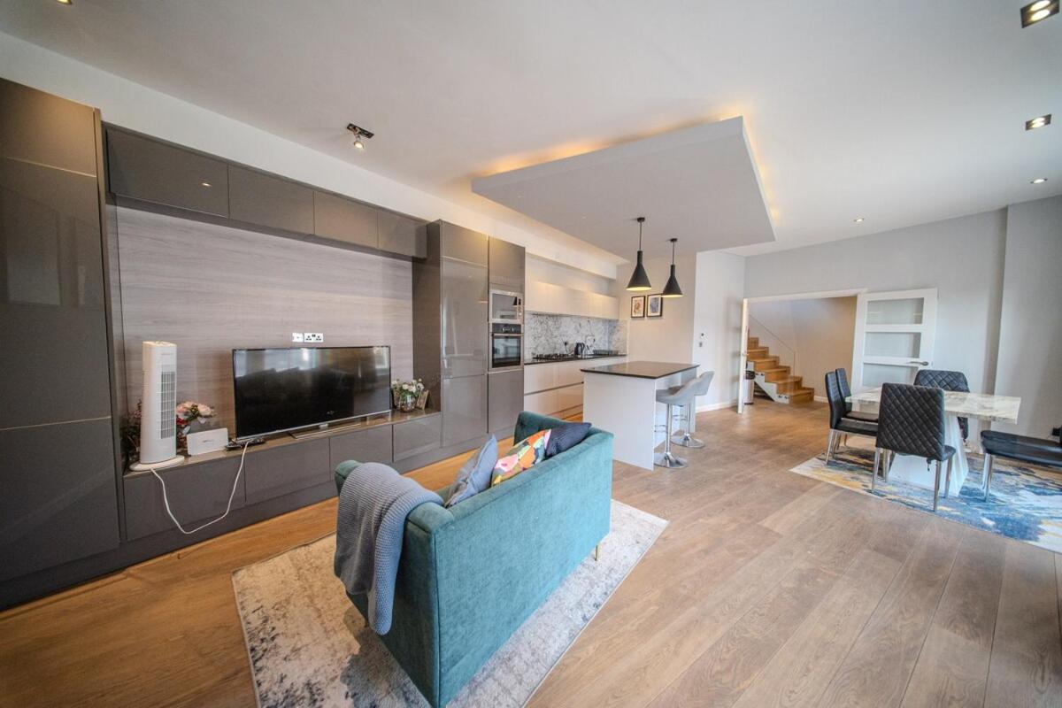 Agar Villa 2BR Home with Garden & Hot Tub - B&B London