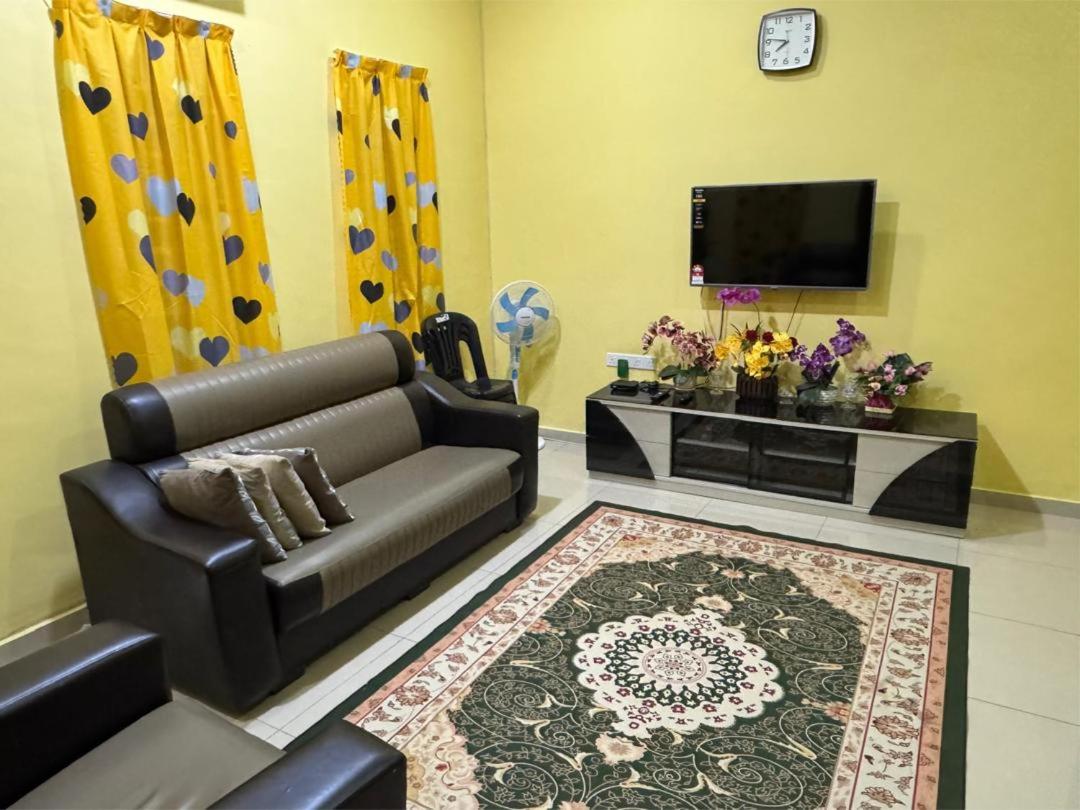 Deena Homestay Seri Gading BP - B&B Seri Gading