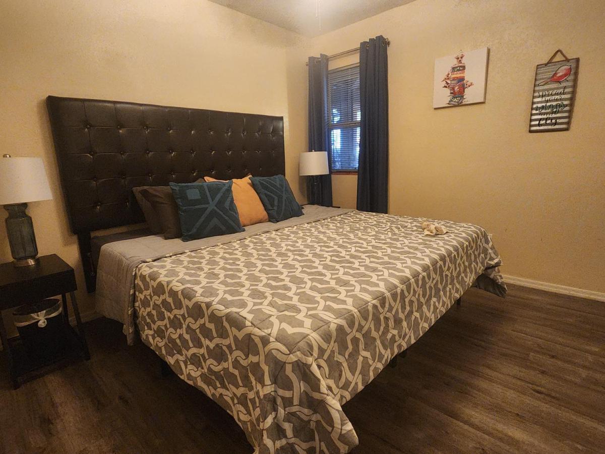 2-bed condo, cook-ready kitchen, and laundry, 5-8 minutes from University of Arizona and downtown Tucson - B&B Tucson