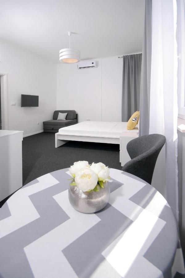 Studio 2-3 adults