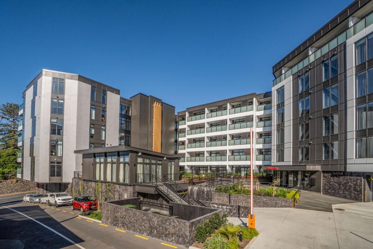 Modern and stylish living in the Heart of Newmarket with secure parking - B&B Auckland