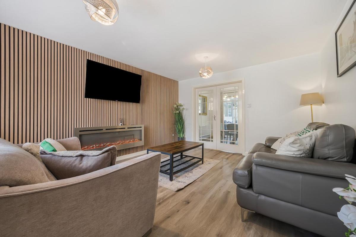 Stylish 4 Bed Trentham Retreat with Pool Table - B&B Stoke-on-Trent