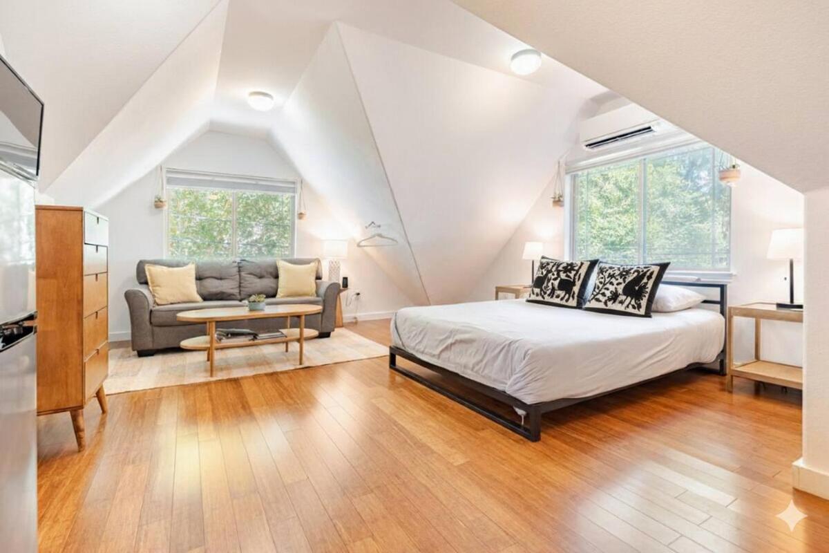 Light-Filled Loft near Lady Bird Lake - B&B Austin