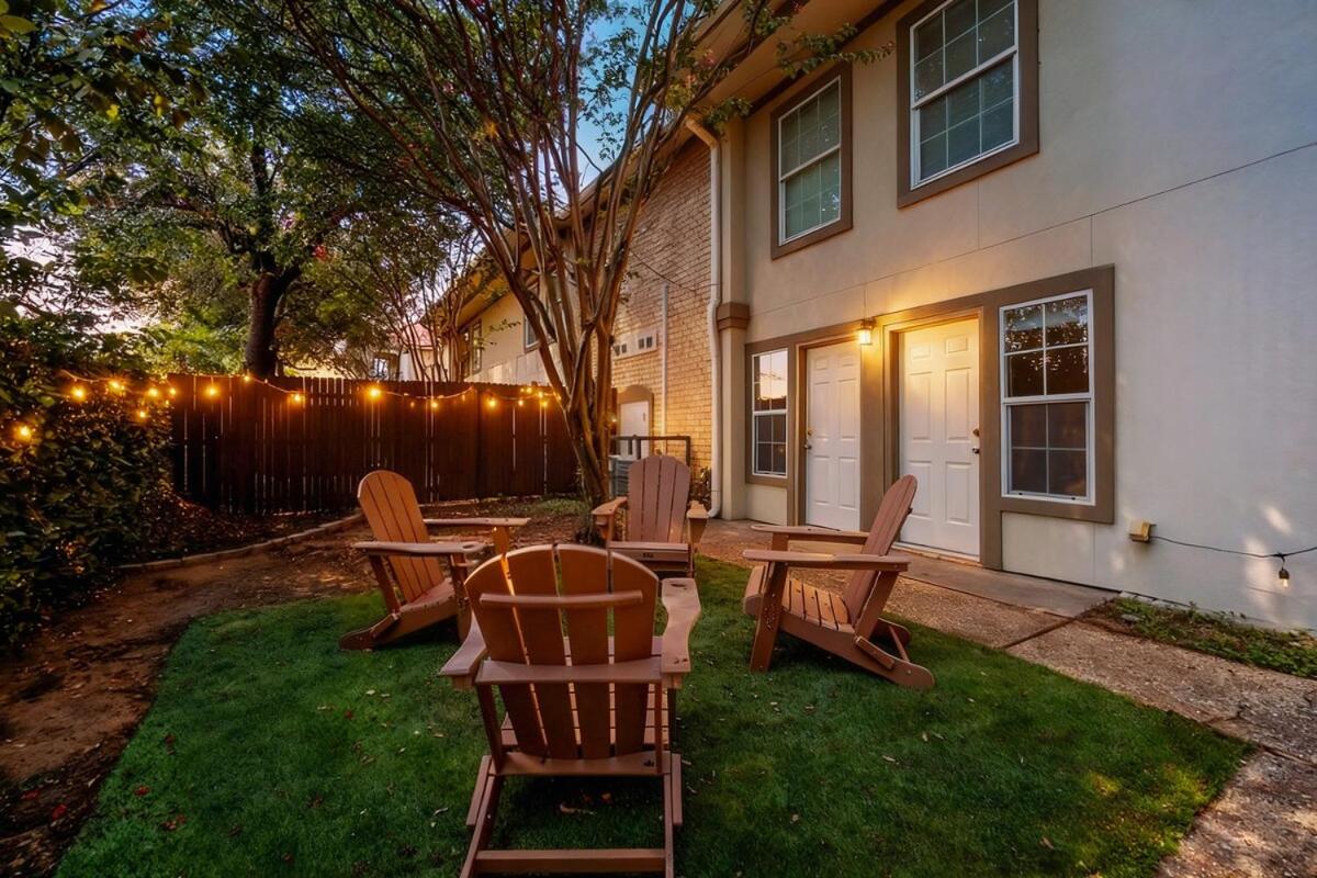 Walk to AT&T Stadium - Modern 2BR With Backyard - B&B Arlington