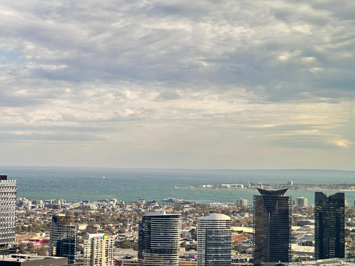 Luxury Ritz 2B2B with Pool Gym Sauna - B&B Melbourne