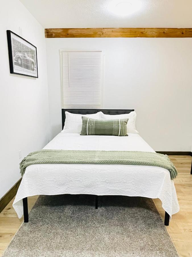 Cozy first floor, 1bed 1bath Near Airport, Cleveland Clinic, Downtown Cleveland - B&B Cleveland