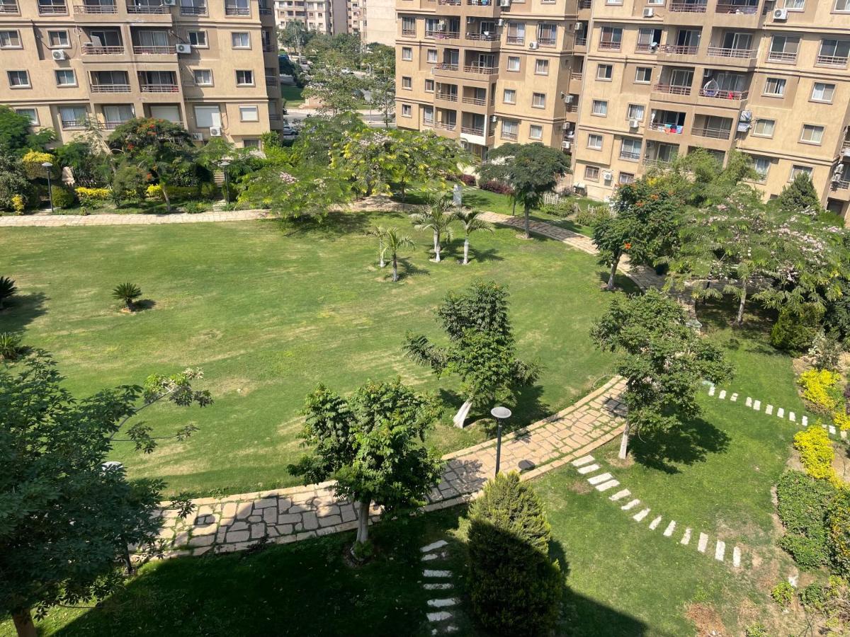 Modern Comforts Await! Spacious 2BR 2Bath w Free WiFi Stylish Furniture - Chambres d’hôtes Madinaty