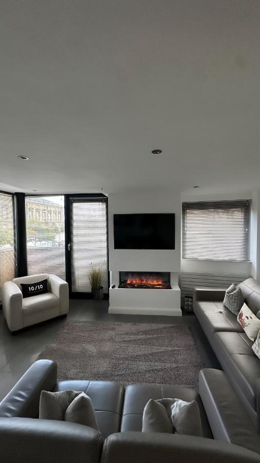 LUXURY Apartment Belfast City Centre overlooking Custom House Sqaure - B&B Belfast