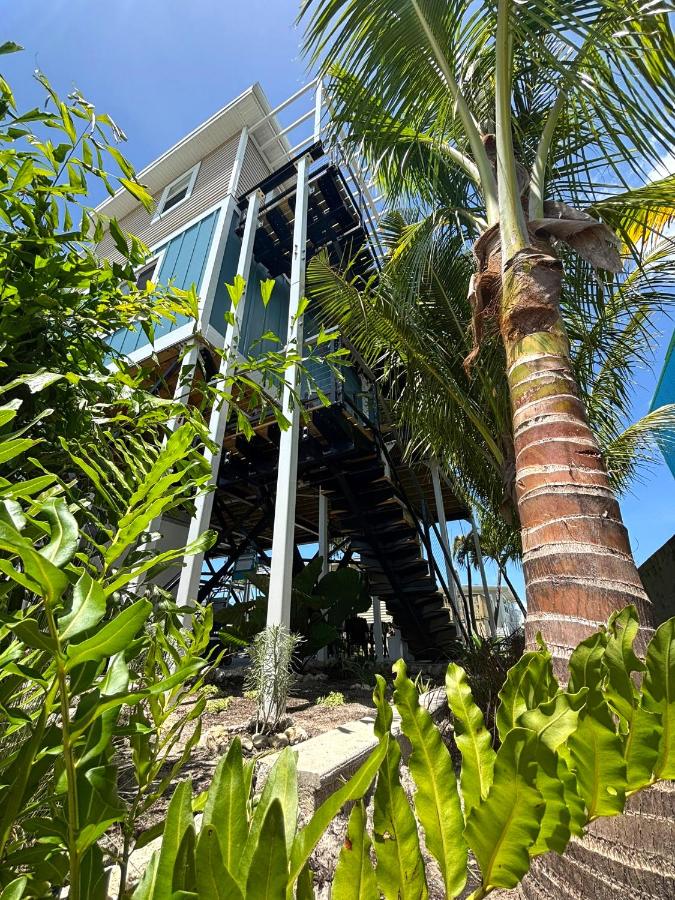 Charming suite with private deck Downtown FMB - B&B Fort Myers Beach