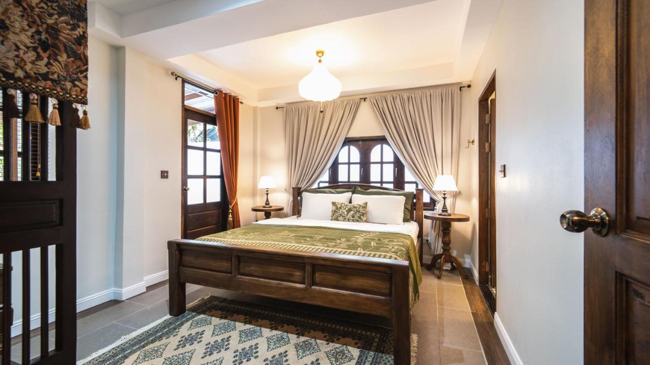 Zimmer mit Kingsize-Bett und Gartenblick.