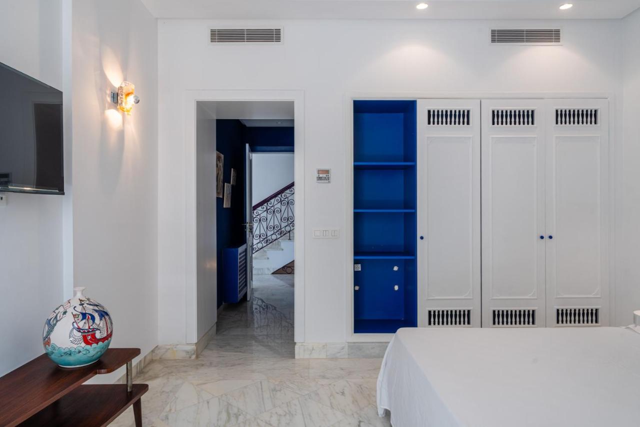 Zimmer mit Kingsize-Bett und Gartenblick.