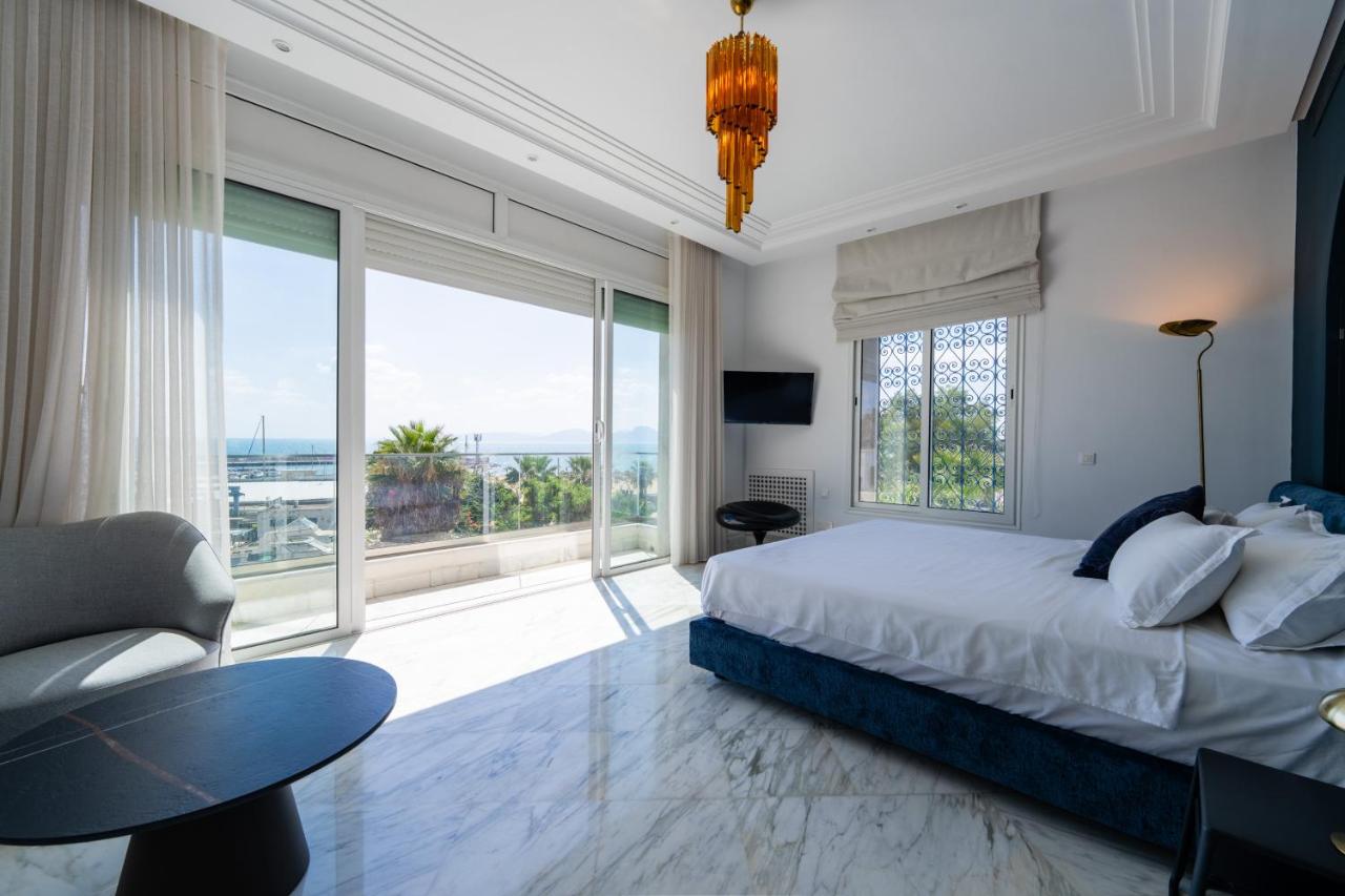 Zimmer mit Kingsize-Bett und Meerblick