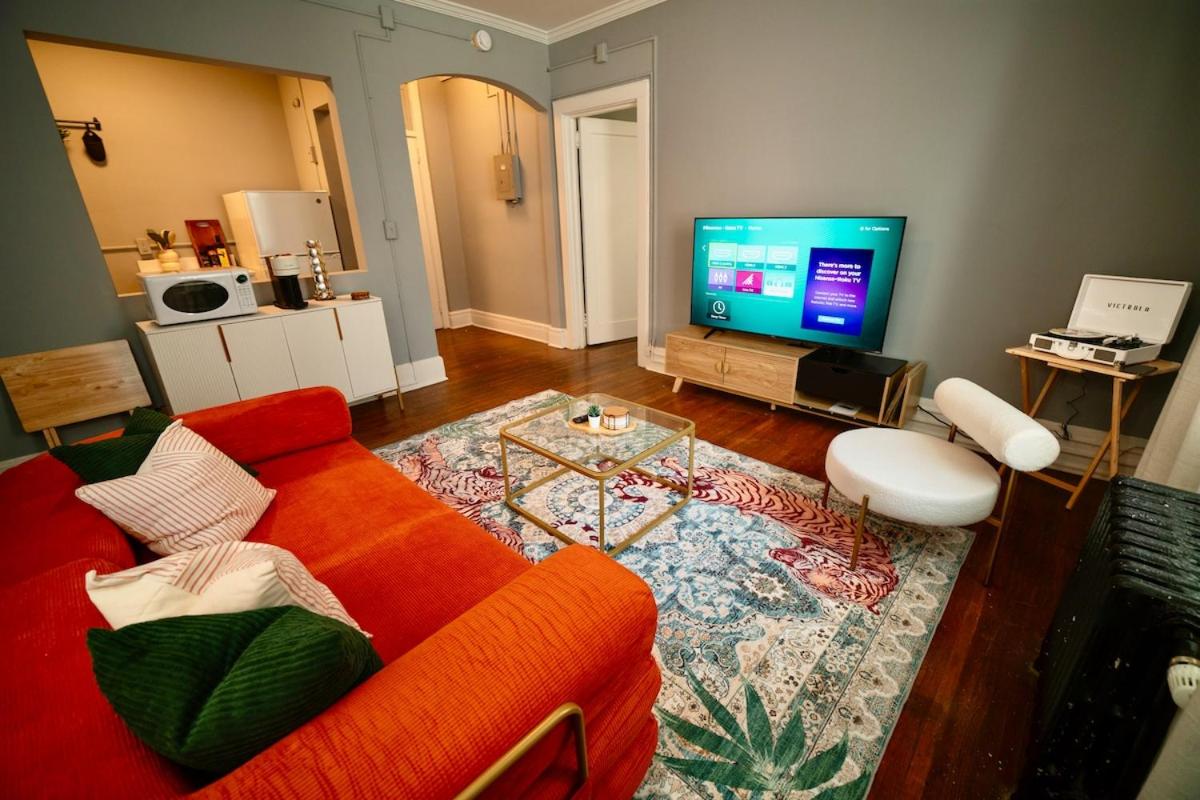 Uptown Funk Getaway with Parking & Walk To Stadiums, Nightlife - B&B Charlotte