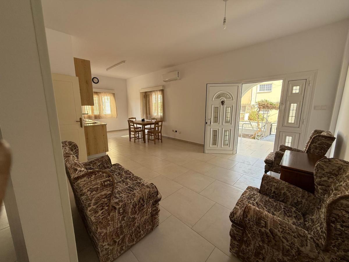 Cozy 2BR in Pervolia Near Beach Free Parking and many more - Ferienwohnung Perivólia