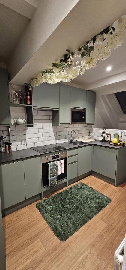 Amazing Central Windsor Flat Contractors welcome - B&B Windsor