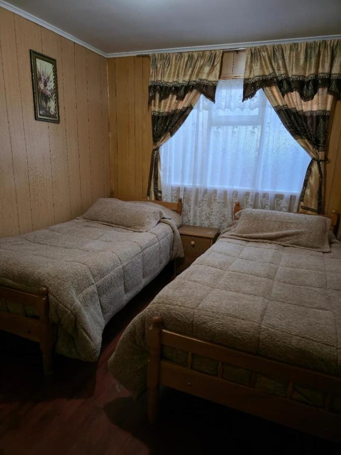 Cama individual en dormitorio mixto