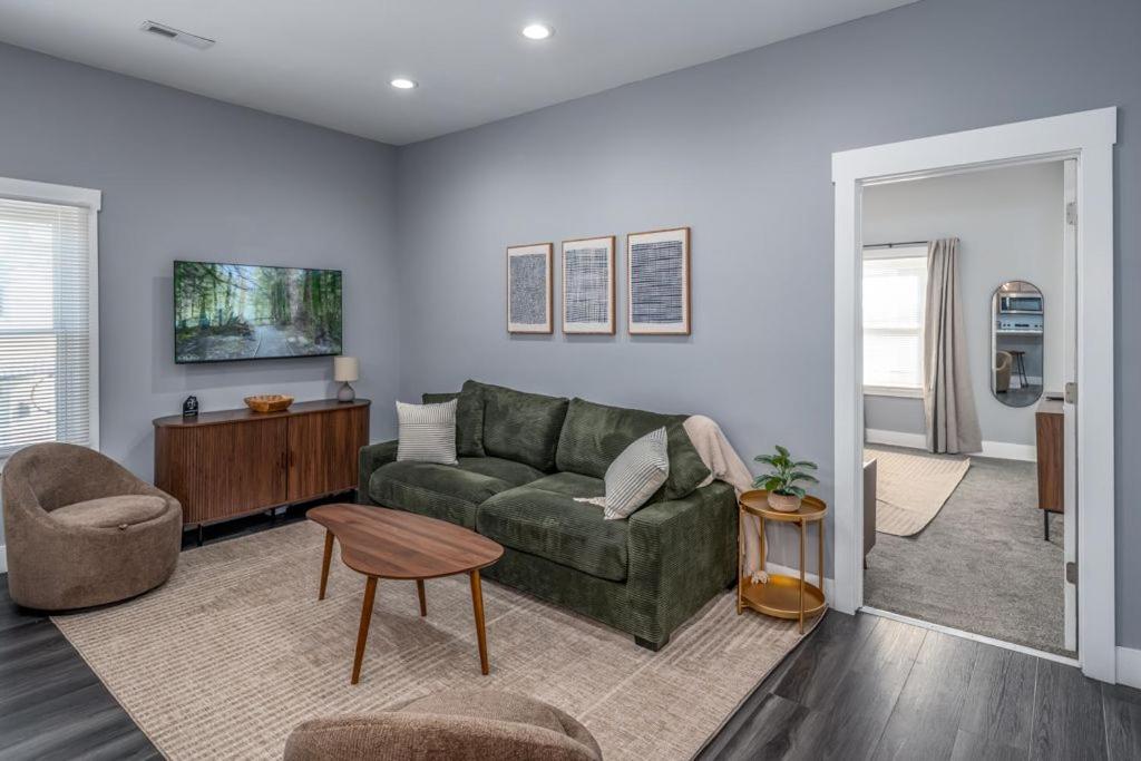 Walnut Hills, 5min to UC, Sleeps 7ppl, Lux Beds, Smart TVs - Ferienwohnung Cincinnati