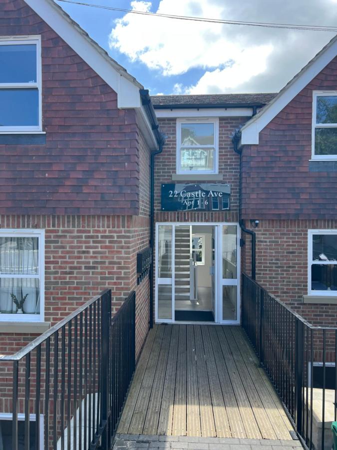 Dover Ferry Apartments, private terrace and on-site parking - B&B Dover