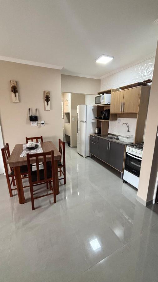 Aconchegante apartamento 2 dormitórios, sendo uma suíte com ar condicionado, Prédio com piscina - B&B Capão da Canoa