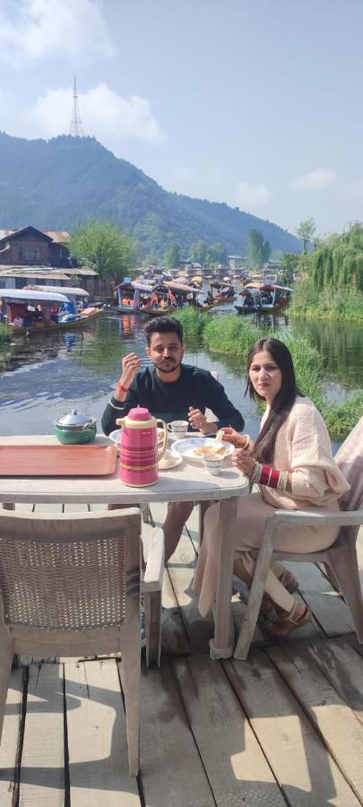 Houseboat Parimahal Deluxe - B&B Srinagar