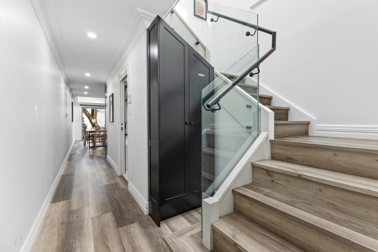 Modern 3BR Glebe Home with Terrace & Garage for 8 - B&B Sydney