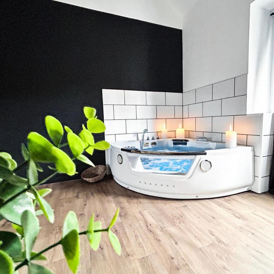 Suite Balnéo Privée Design Calme Proche Lille - B&B Roubaix