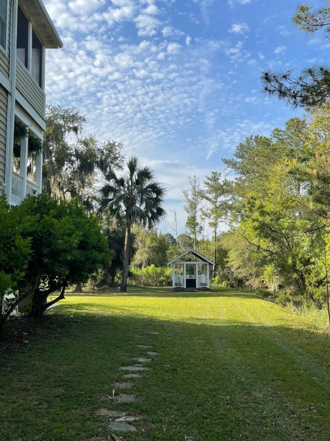 Large Home w Spa Midway to Savannah & Tybee Island! Dog friendly Venue - B&B Savannah