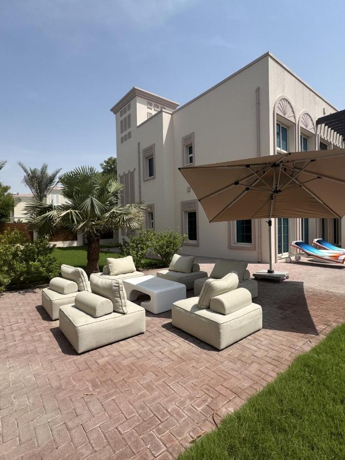 Family Villa, Sleeps up to 9 in JVT and Large garden - B&B Dubai