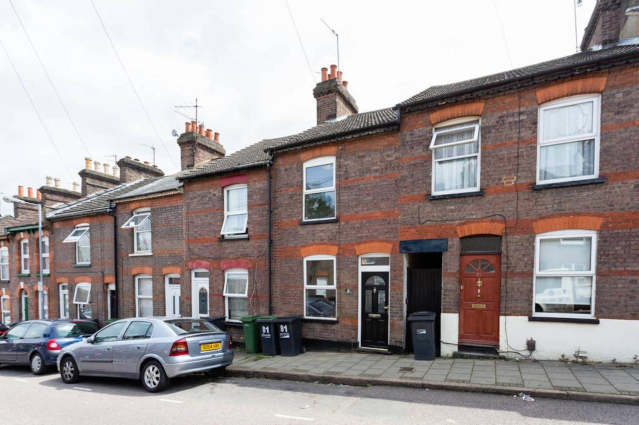 Ashton House - Stylish 2 Bedroom House, Close to Luton Town Center & Airport - Bed and Breakfast