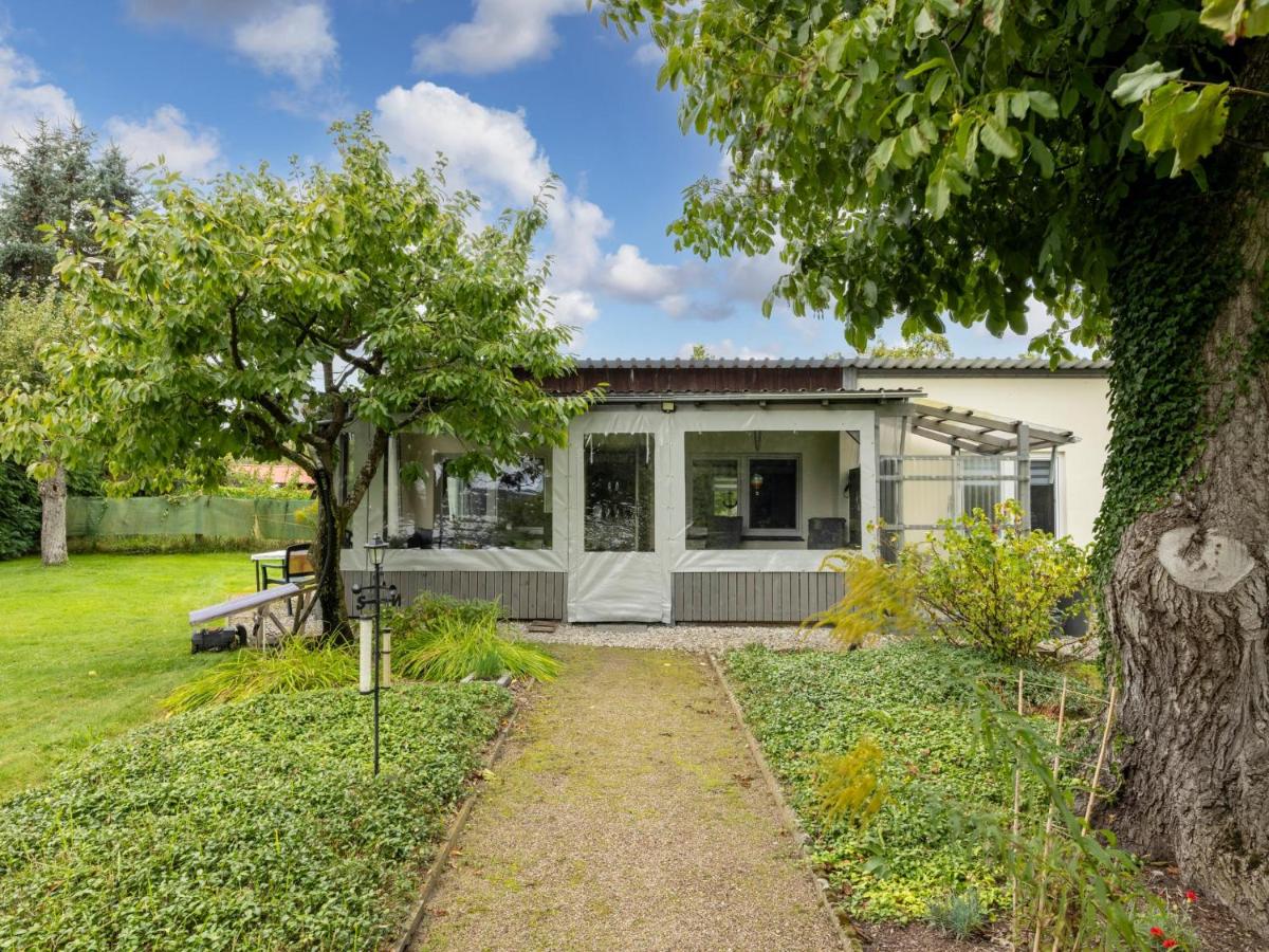 Nelsen mit Ruderboot auf Wassergrundstück - B&B Jabel