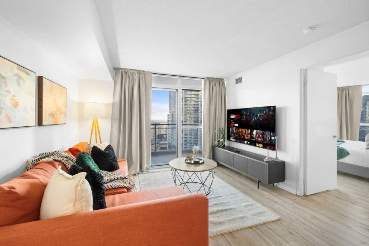 Modern Lakefront Esc Stylish 2BR Condo with Patio - B&B Toronto