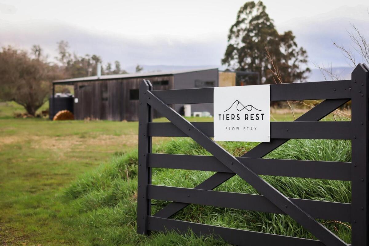 Romantic Tiers Escape - Pink Bath, Wood-Fired Pizza, Firepit & Mountain Magic - B&B Chudleigh