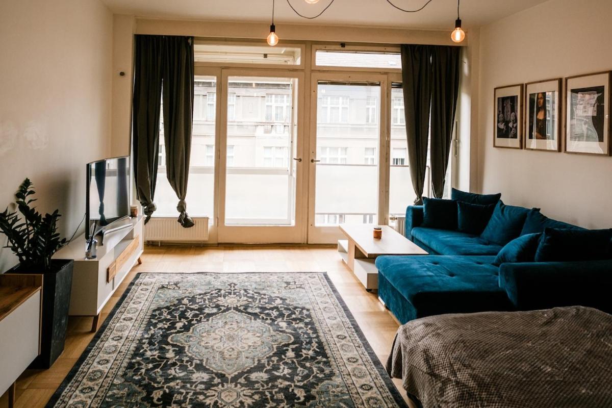 Bright 120m apartment 2BR Balconies near Castle - Chambres d’hôtes Prague