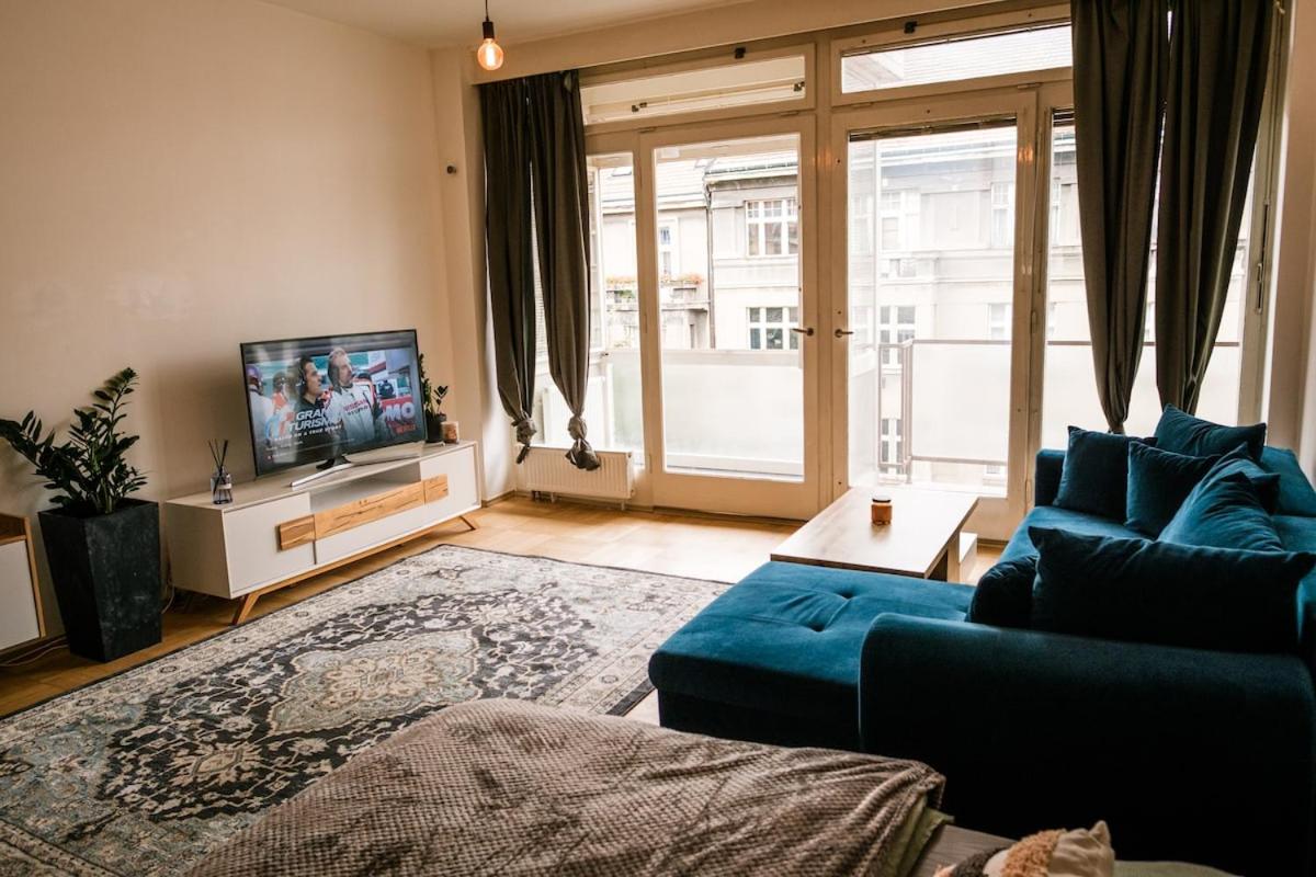 Bright 120m apartment 2BR Balconies near Castle - B&B Praga