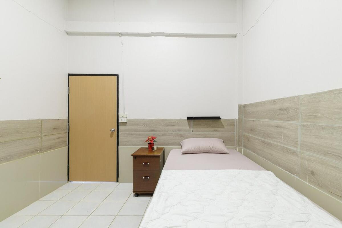 Room 1 Homestay Near BTS Bangwa - B&B Bangkok