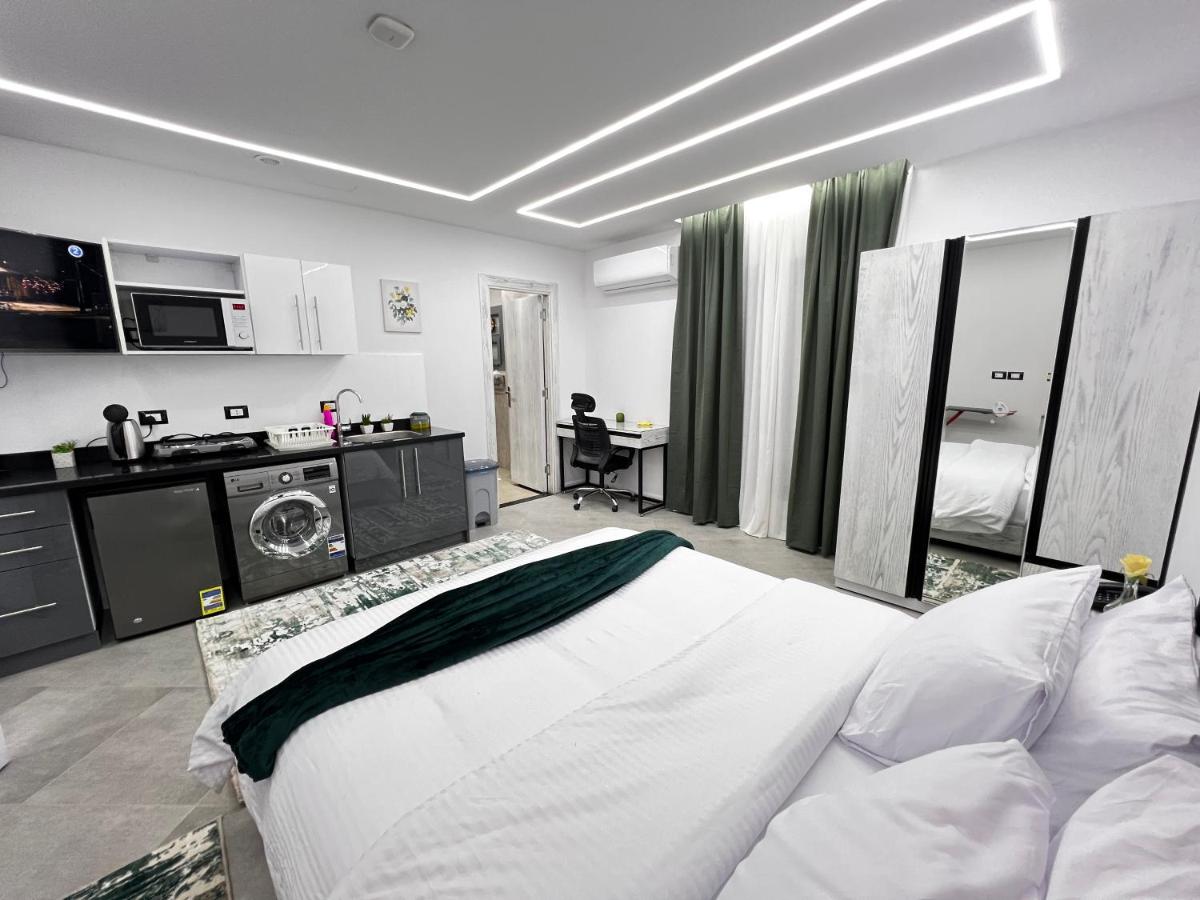 Studio met Queensize Bed