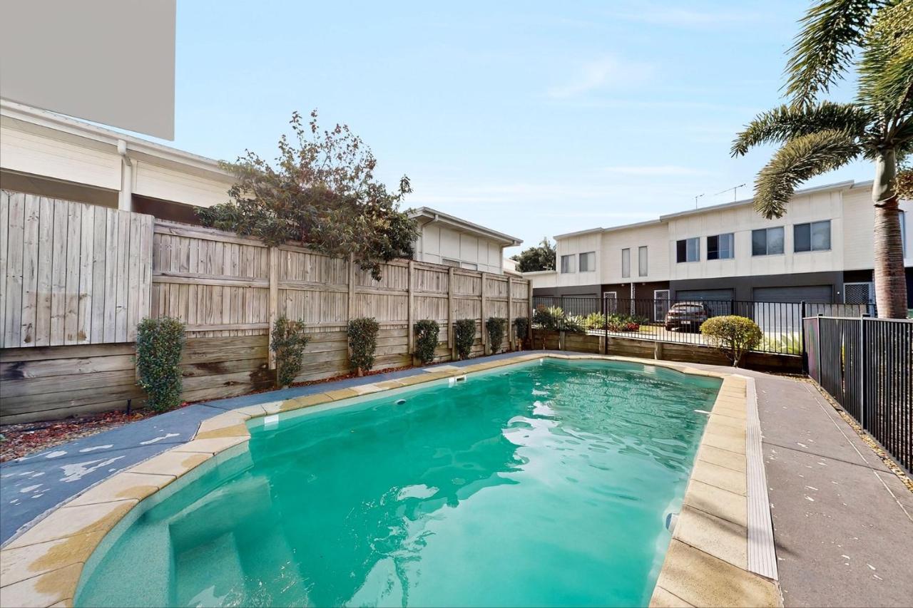 Spacious 3 bedroom townhouse with patio and pool - Chambres d’hôtes Kuraby