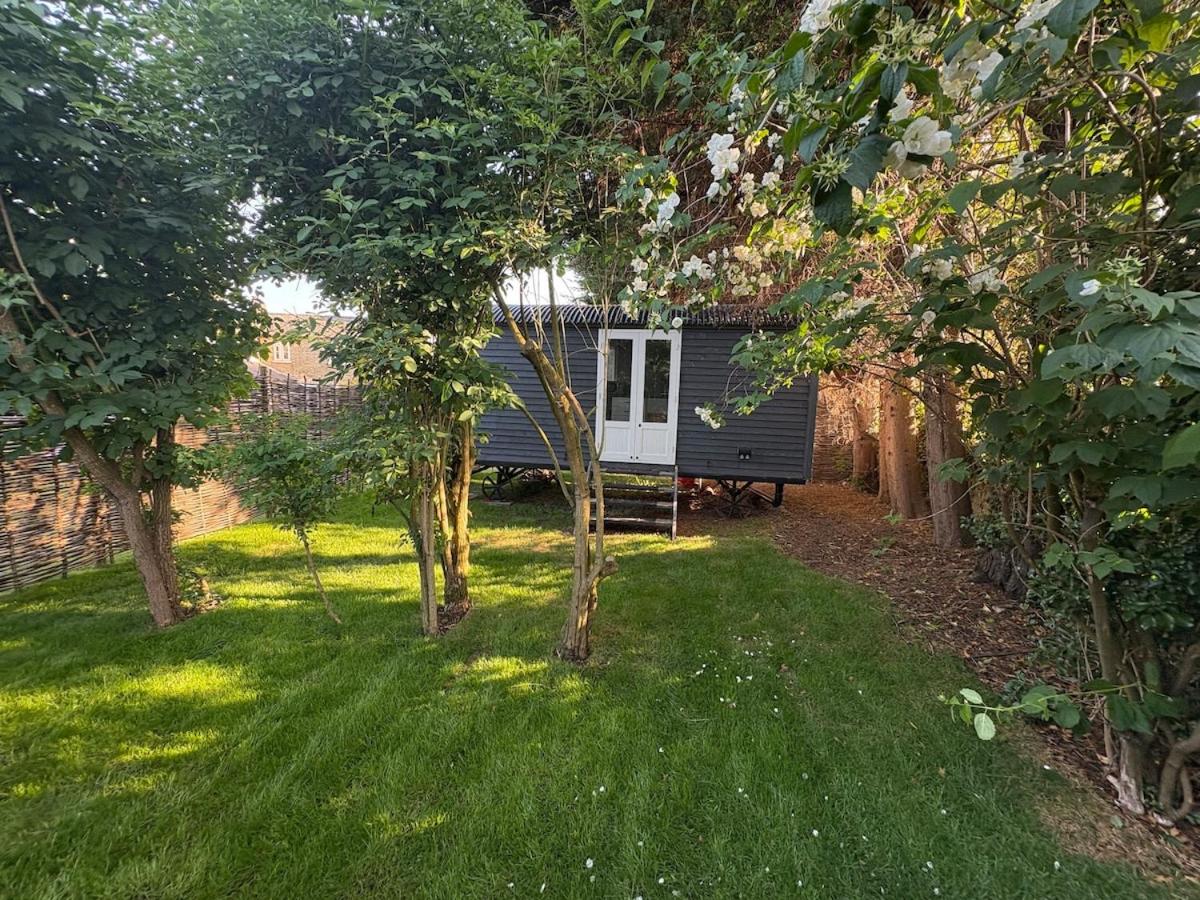 Shepherds hut in Holywell Cambridgeshire - B&B Holywell