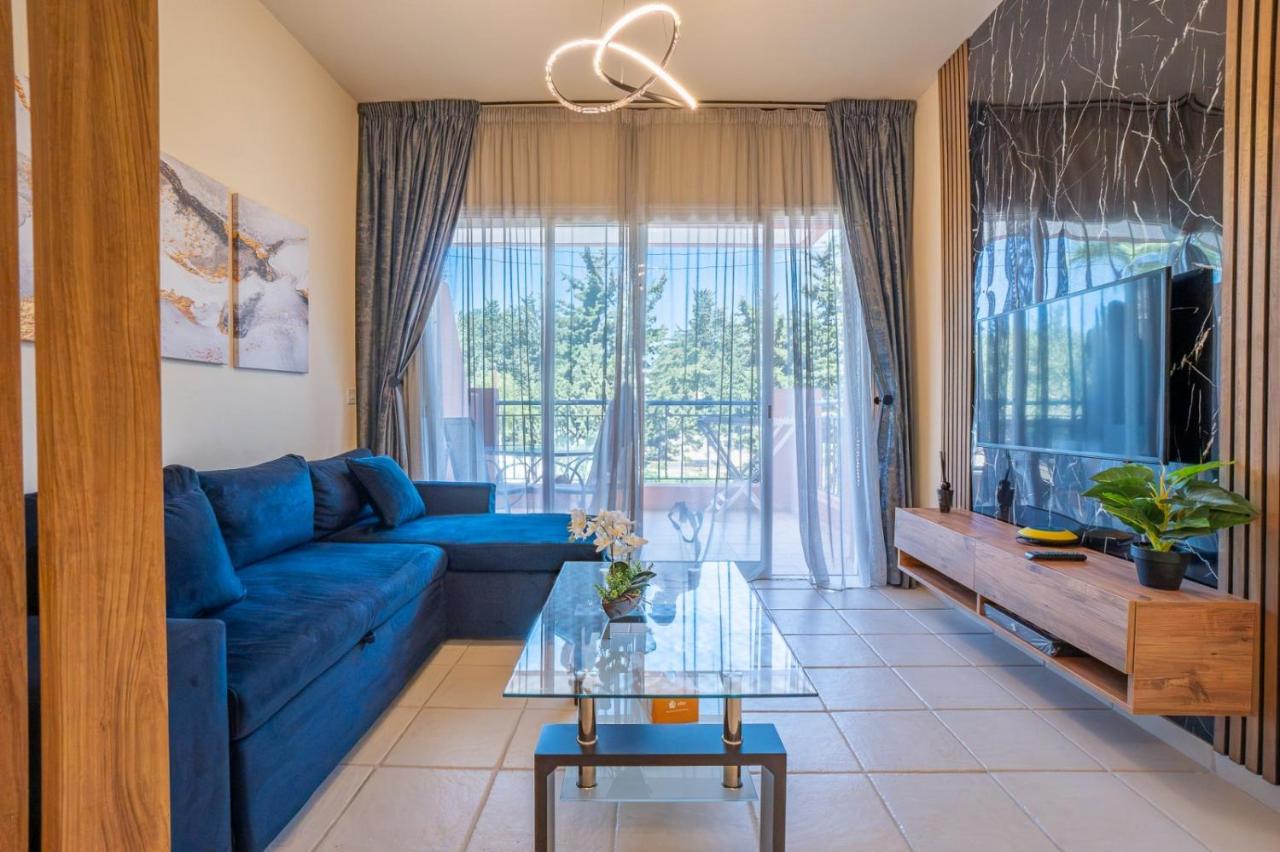Holiday in Paphos, Prime Location Resort Pools, Jacuzzis, Harbor & 300m to the Beach - Chambres d’hôtes Paphos