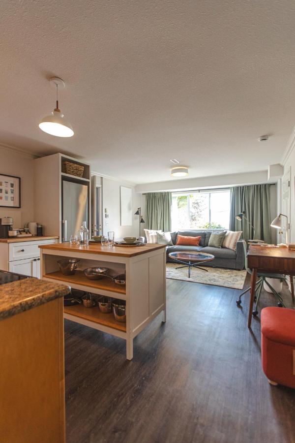 Modern Lynn Valley Retreat with Mountain and City Views - B&B North Vancouver