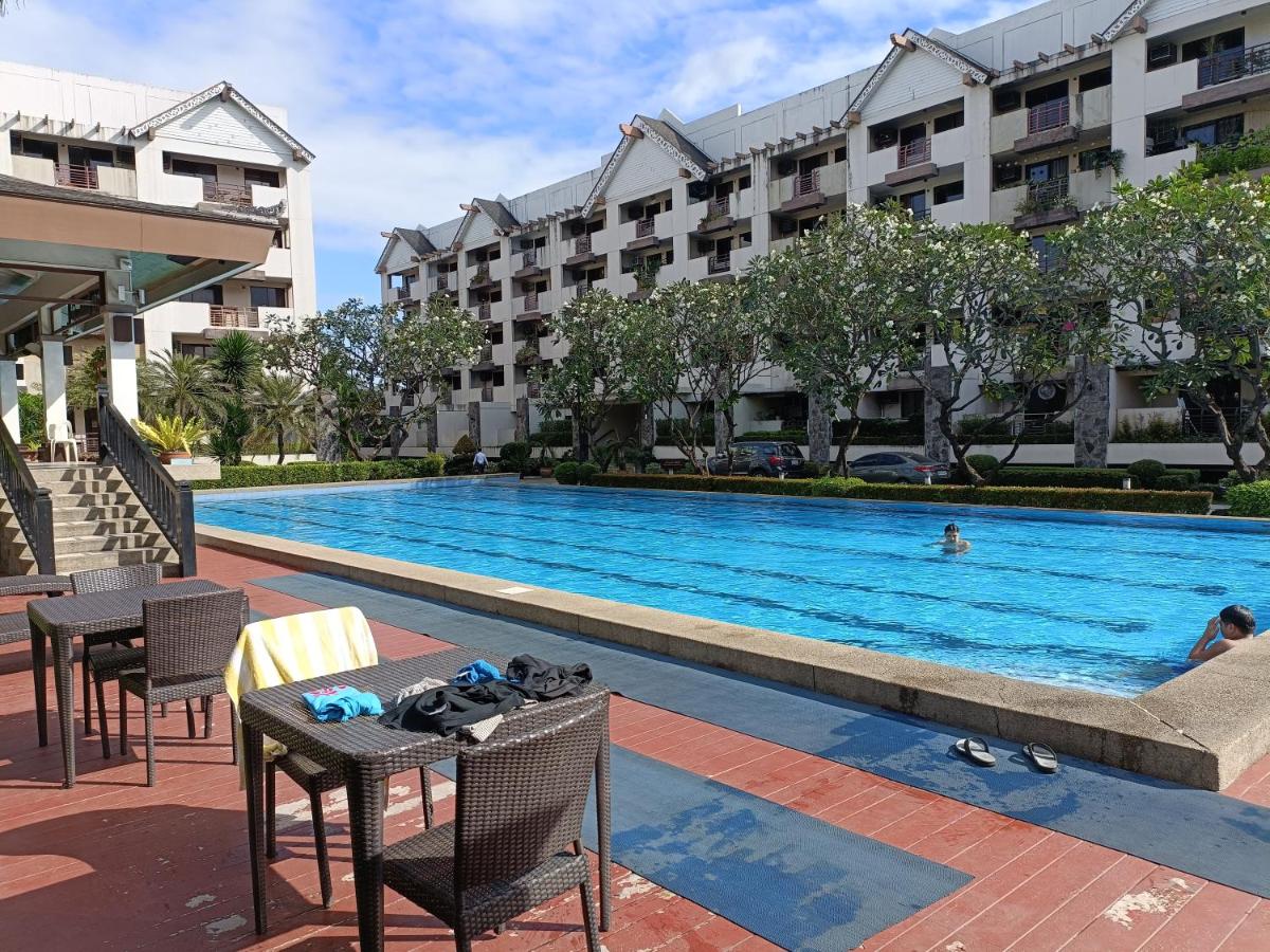 East Raya Gardens Near BGC LIBIS 2Bedroom with Veranda Netflix Internet Pool - Bed and Breakfast Manilla