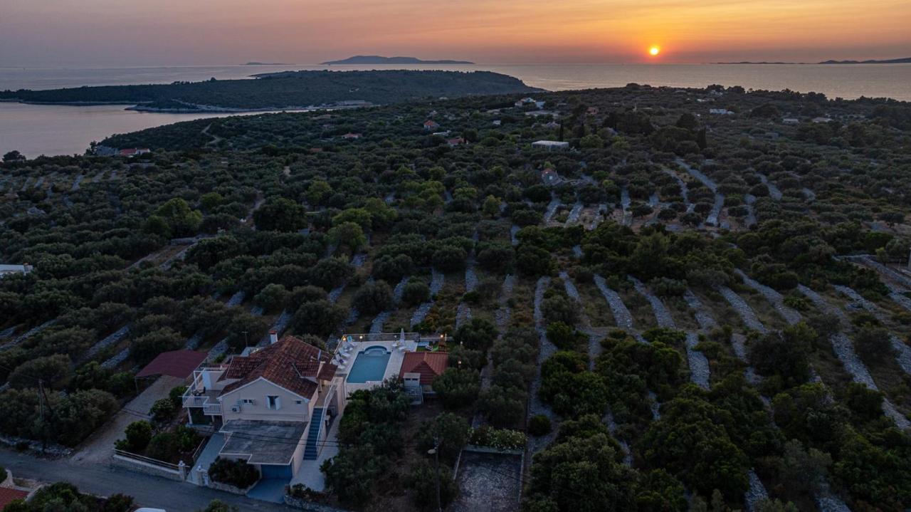 Holiday house with Pool Villa Maja - B&B Vela Luka